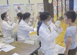 「よい歯を育てるコンクール」審査風景（提供：和歌山県歯科医師会） 写真