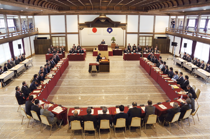 旧県議会議事堂で本会議を開催