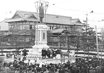 大正9年旧県会議事堂前の濱口梧陵銅像除幕式の様子
