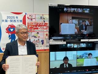協定書を持っている様子