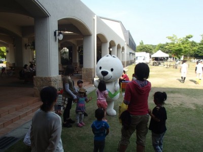 子どもたちに囲まれるきいちゃん