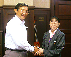 写真:上村選手と知事