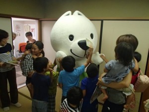 子どもたちに囲まれるきいちゃん