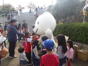 子どもたちに囲まれるきいちゃん