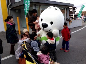 会場の外でも子どもたちに囲まれるきいちゃん