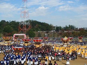 屋台と担ぎ手でにぎわう会場