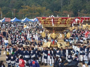 多くの人に担ぎあげられています