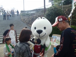 法被姿の方もきいちゃんが気になるようです