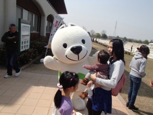 子どもにあいさつをするきいちゃん