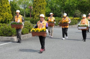 装飾花を運搬するボランティアのみなさん