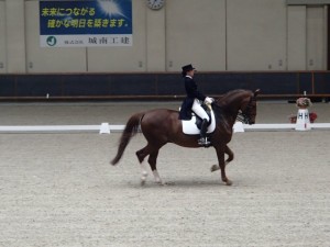 厳粛な雰囲気の中で競技が行われています