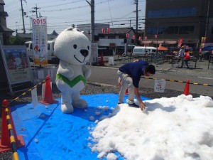 会場には六甲山から運ばれてきた雪山も